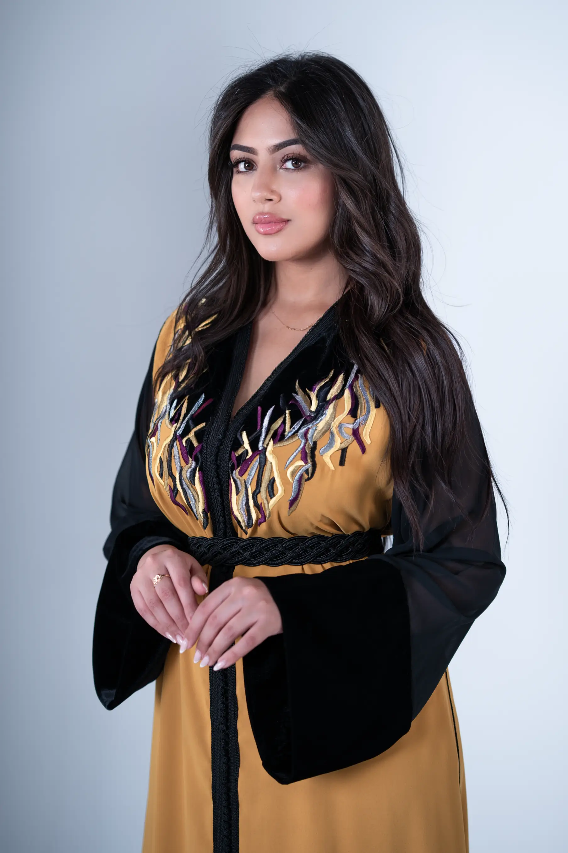 قفطان أسود وخردلي